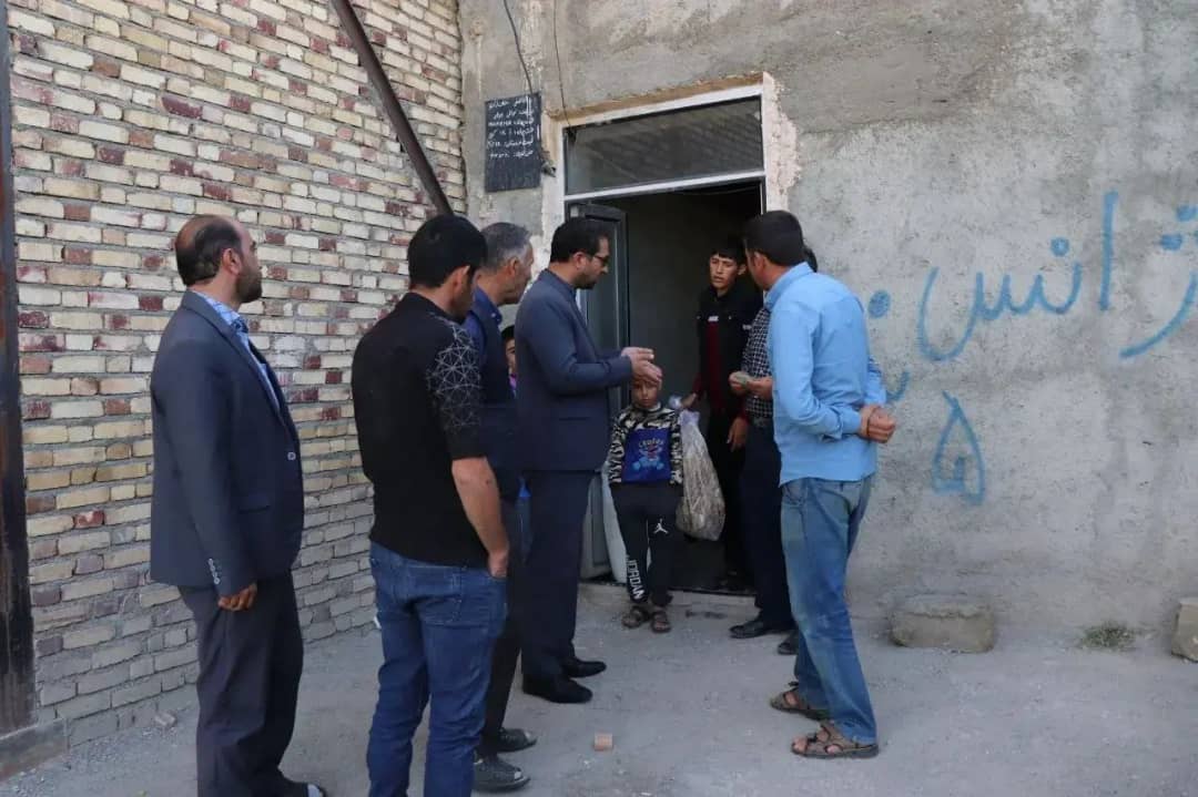 محمد رضا عبدالله نژاد فرماندار شهرستان چالدران در تداوم بازدیدهای میدانی خود از نانوایی ها امروز 2 مرداد 1401 به صورت سرزده از چند واحد نانوایی در شهرستان بازدید نمود.