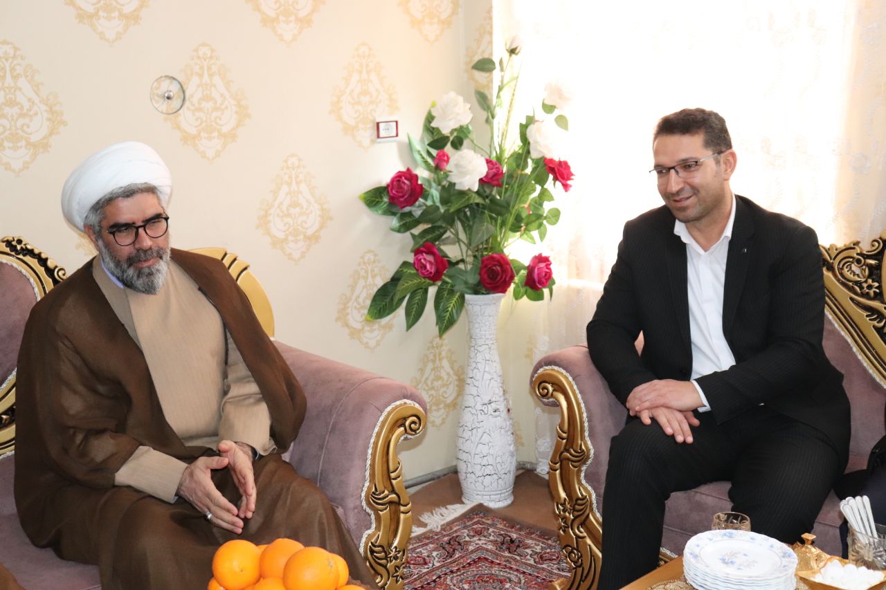 در ششمین روز از ایام الله دهه مبارک فجر دیدار فرماندار و مدیر کل بنیاد شهید استان آذربایجان غربی با خانواده معظم شهدا و ایثارگران شهرستان چالدران