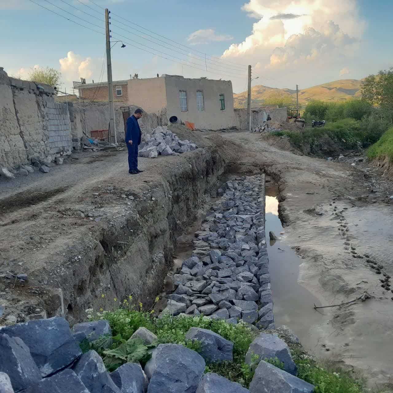 📸گزارش تصویری به گزارش روابط عمومی فرمانداری شهرستان چالدران ؛ محمد رضا عبدالله نژاد فرماندارچالدران با حضور در روستای اروج کندی بخش دشتک ضمن بازدید میدانی از اجرای پروژه احداث دیوار ساحلی در این