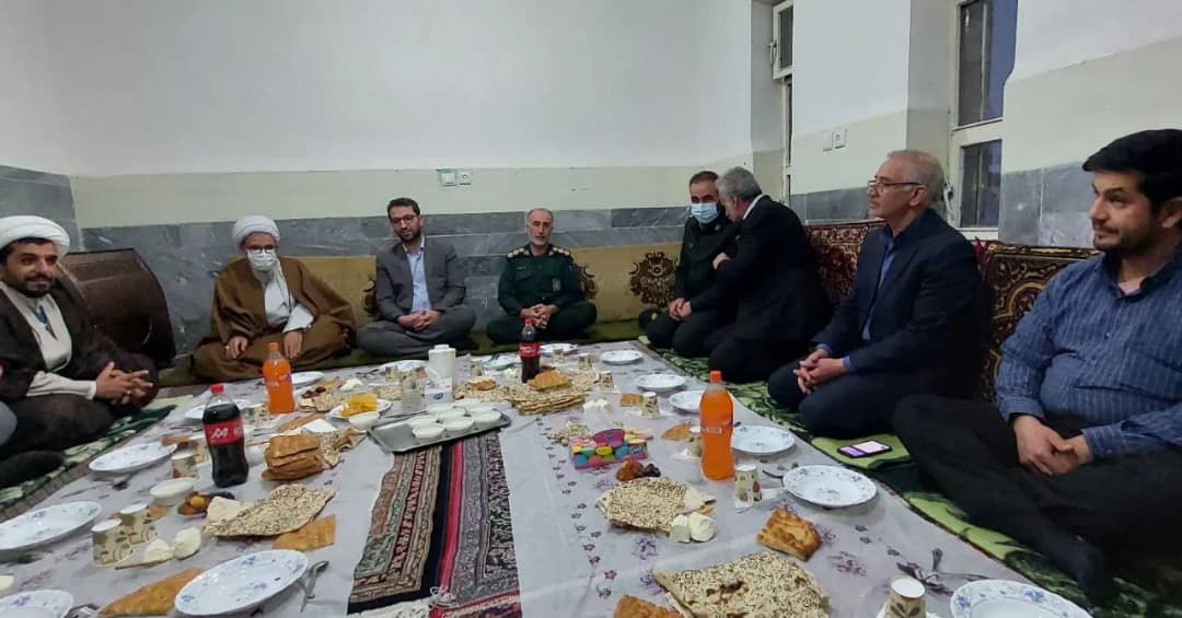 عبدالله نژاد فرماندار شهرستان چالدران با حضور در پاسگاه انتظامی قرنقو ضمن شرکت در سفره افطاری با پرسنل این پاسگاه دیدار و با انان به بحث و گفتگو پرداخت.