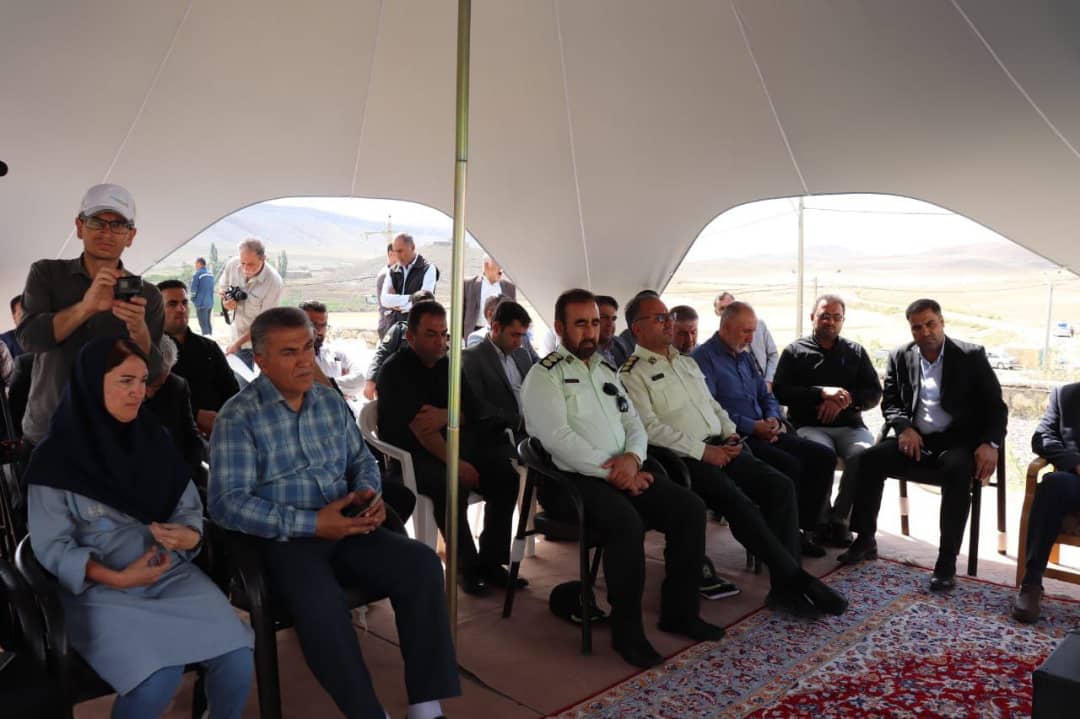دیدار اسقف گری گور چفتچیان خلیفه ارامنه آذربایجان با فرماندار شهرستان چالدران به پاس قدردانی از زحمات دستگاههای اجرایی در خصوص فراهم سازی زمینه هر چه بهتر برگزار شدن مراسم مذهبی قره کلیسا