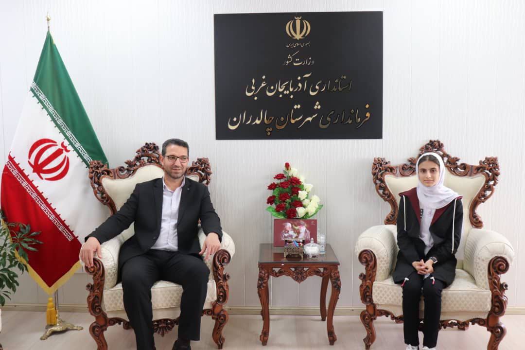 محمد رضا عبدالله نژاد فرماندار شهرستان چالدران  به مناسبت ولادت حضرت معصومه(س) و روز دختر در یک نشست صمیمی  با دختران  کارکنان فرمانداری چالدران  دیدار و با آنان به گفتگو پرداخت .