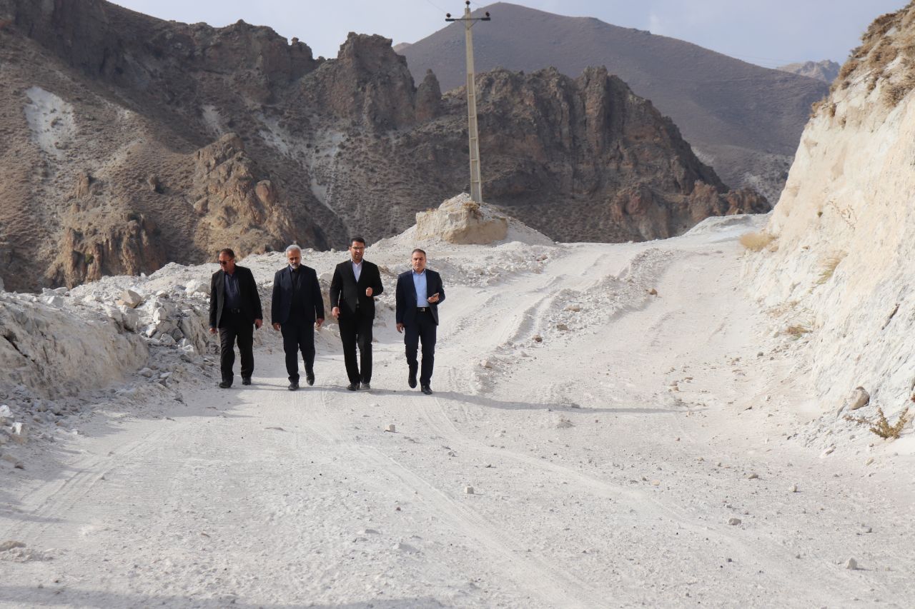 فرماندار شهرستان چالدران از پروژه بهسازی راه روستای چخورد کند بازدید کردند.