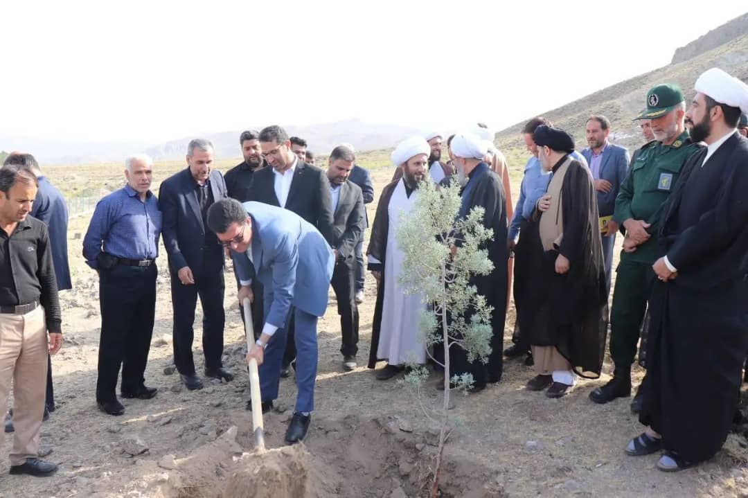 کاشت ٢٠ نهال سرو به یاد شهدای نبرد چالدران با حضور فرماندار شهرستان چالدران