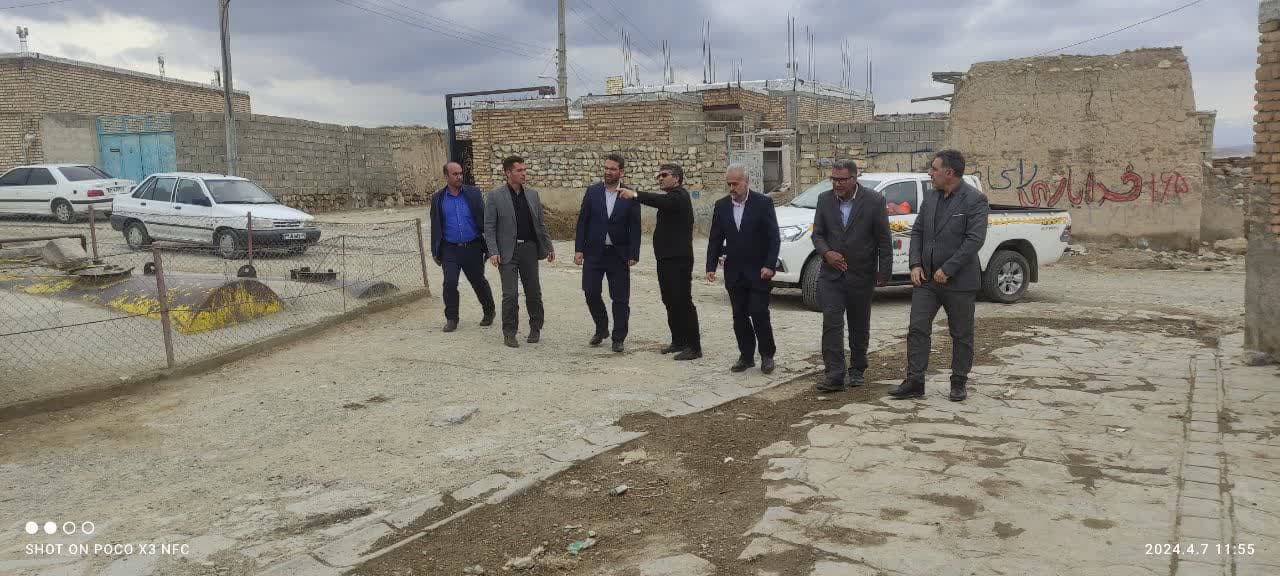 به گزارش روابط عمومی فرمانداری چالدران محمد رضا عبداله نژاد فرماندار چالدران به همراه معاون سیاسی، امنیتی و اجتماعی ، بخشدار مرکزی از روند اجرایی طرح هادی روستای قرخ بلاغ بازدید کرد و گفت عملیات اصلاح