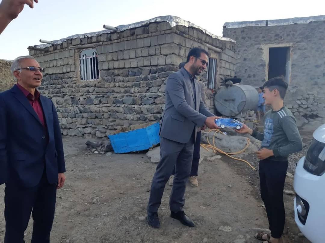 محمد رضا عبدالله نژاد فرماندارشهرستان چالدران در روستای قوری گل از توابع بخش مرکزی این شهرستان حضور یافت و ضمن دیدار چهره به چهره مسائل و مشکلات روستاییان را از نزدیک مورد بحث و بررسی قرار داد.