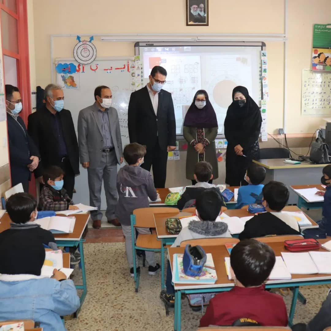 محمد رضا عبدالله نژاد فرماندارشهرستان چالدران به منظور بررسی اجرای دقیق پروتکلهای بهداشتی به صورت سرزده از مدرسه دخترانه اندیشه و پسرانه شهید صادقی اقدم بازدید کرد.