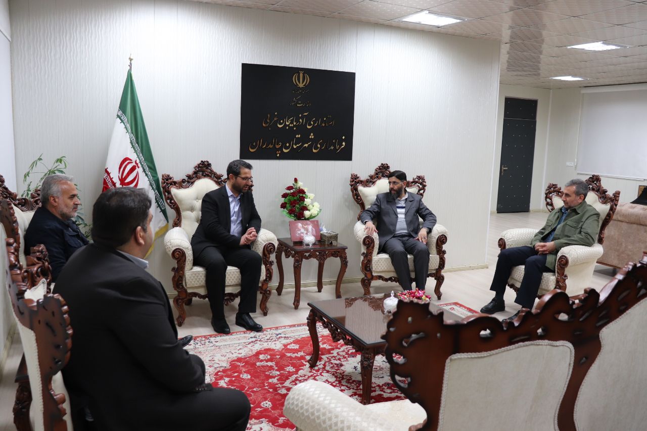 دیدار مشاور فرهنگی و اجتماعی مناطق محروم وزارت فرهنگ و ارشاد اسلامی به همراه مدیر کل فرهنگ و ارشاد اسلامی استان با محمدرضا عبدالله نژاد فرماندار چالدران