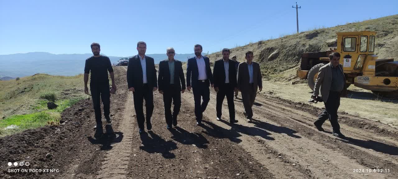 بازدید محمد رضا عبدالله نژاد فرماندار چالدران از روند بهسازی و آسفالت راه روستای علی آباد