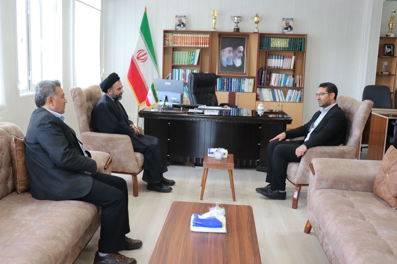 ✅ حجت الاسلام میر ابوالقاسم موسوی رئیس دفتر نظارت و بازرسی انتخابات استان با حضور در فرمانداری چالدران با محمدرضا عبدالله فرماندار چالدران دیدار و گفتگو کرد .