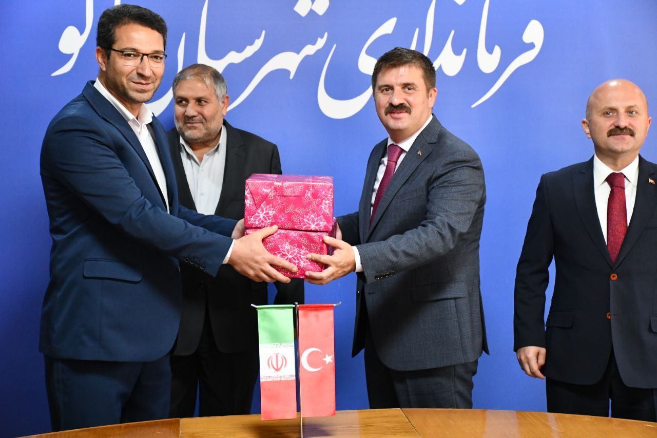 اهدای هدایا به رسم یاد بود از طرف فرمانداران ماکو و چالدران به والیان آغری و ایغدر