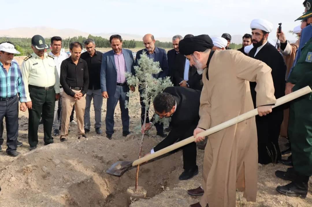کاشت ٢٠ نهال سرو به یاد شهدای نبرد چالدران با حضور فرماندار شهرستان چالدران
