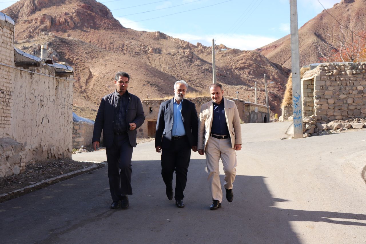 ✍ به گزارش روابط عمومی فرمانداری شهرستان چالدران ؛ محمدرضا عبدالله نژاد فرماندار شهرستان چالدران از اجرای طرح هادی روستای زاویه علیا از توابع بخش مرکزی چالدران بازدید کردند.