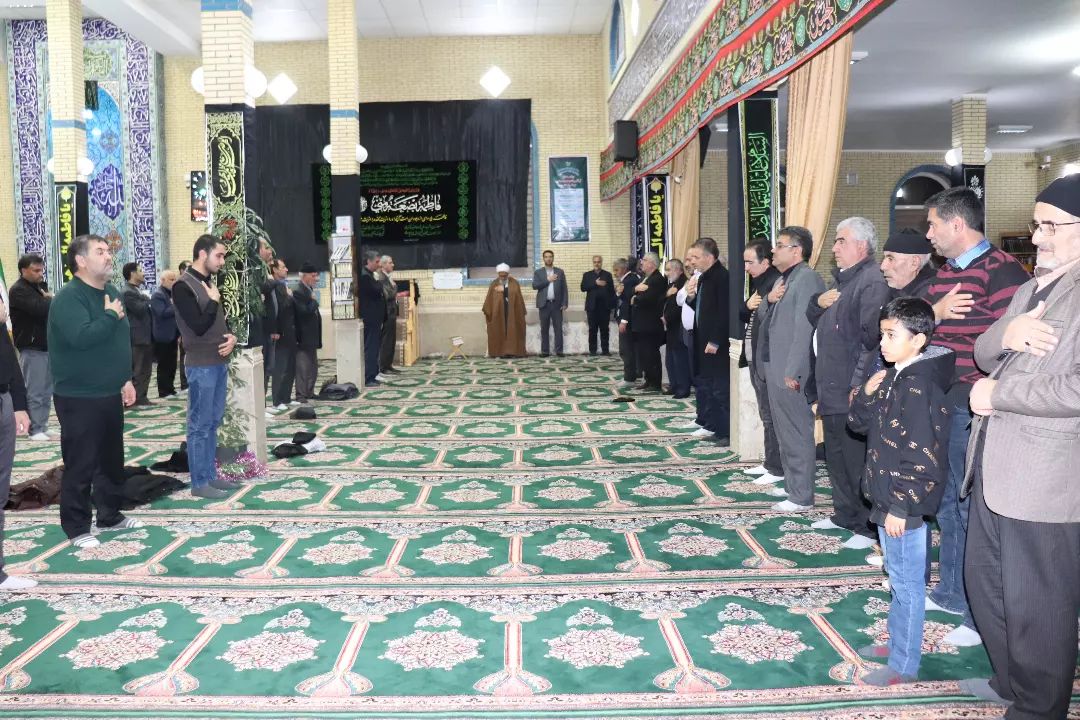 در یازدهمین روز از ایام فاطمیه و سالروز شهادت ام ابیها حضرت فاطمه زهرا (س) مراسم سوگواری با حضور محمدرضا عبدالله نژاد فرماندار در مسجد جامع این شهرستان برگزار شد.