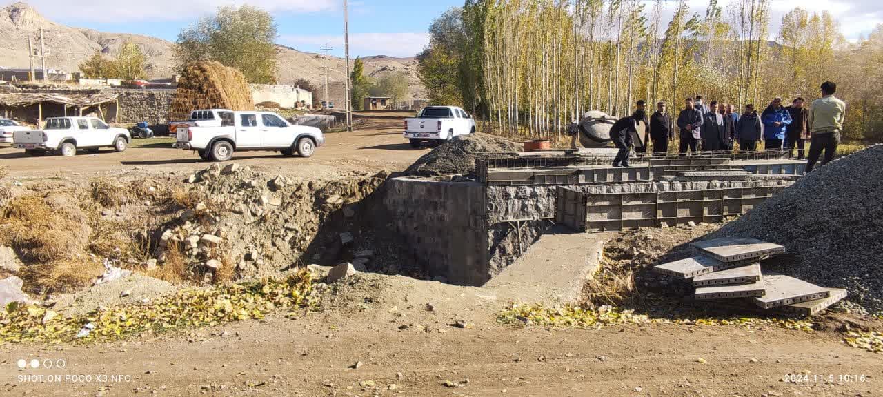 محمد رضا عبدالله نژاد فرماندار چالدران به همراه بخشدار مرکزی از روند اجرایی پل روستای مزرعه بازدید کرد