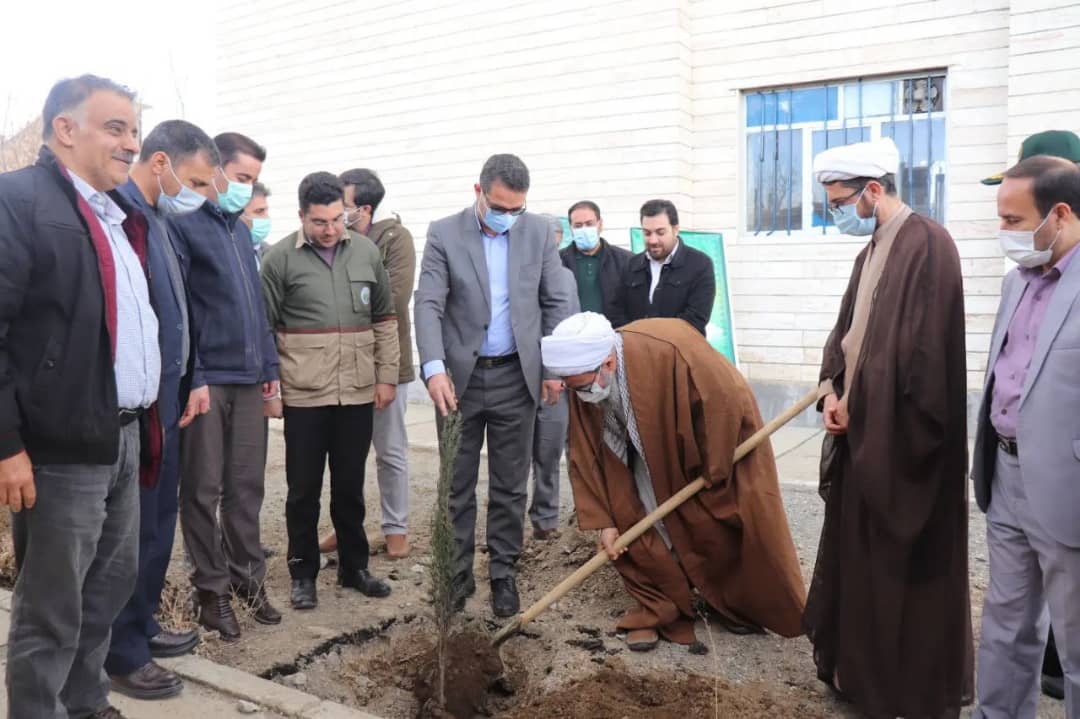 ✅به مناسبت گرامیداشت هفته منابع طبیعی و روز درختکاری عبدالله نژاد فرماندار شهرستان چالدران،حجت الاسلام والمسلمین محمدزاده امام جمعه اقدام به کاشت چند اصله نهال نمودند.