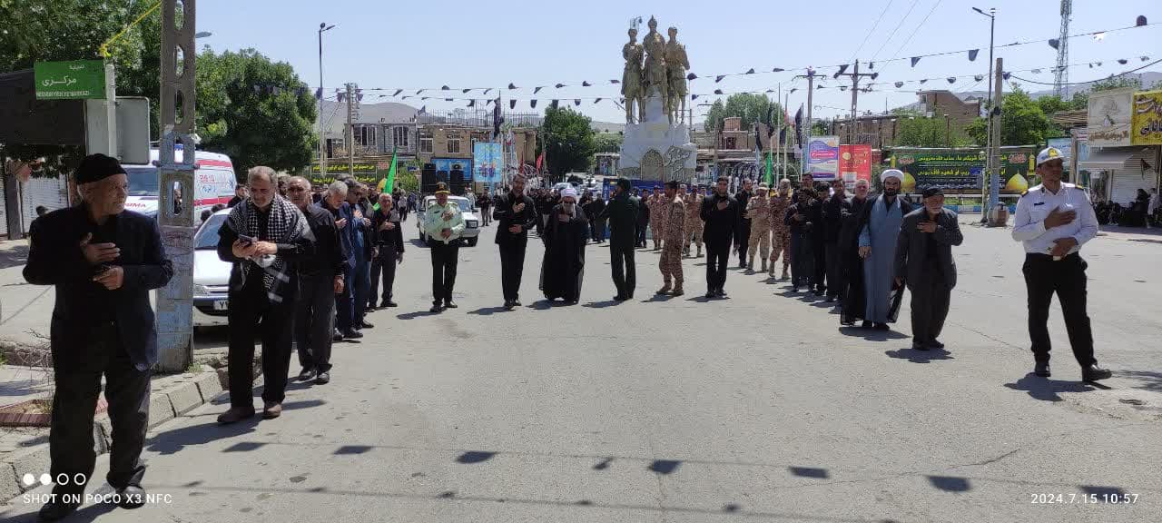 🏴 همزمان با تاسوعای حسینی حضور محمد رضا عبداله نژاد فرماندار چالدران، به همراه امام جمعه محترم شهرستان ،معاون سیاسی امنیتی و اجتماعی و بخشدار مرکزی در جمع عزادارن شهرستان چالدران