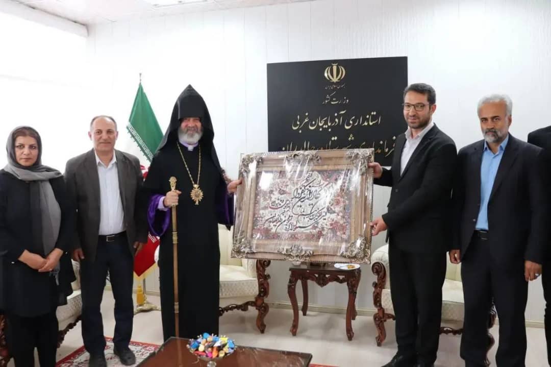  ✅ اسقف گری گور چفت چیان خلیفه ارامنه آذربایجان به همراه اعضای شورای خلیفه گری ارامنه آذربایجان با حضور در فرمانداری چالدران با محمدرضا عبدالله نژاد فرماندار این شهرستان دیدار و گفتگو کردند .