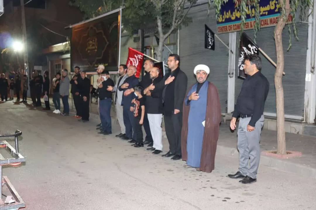 در دومین روز از ماه محرم ایام حزن و اندوه شهادت حضرت امام حسین(ع)محمد رضا عبدالله نژاد فرماندار شهرستان چالدران با حضور در هیات های عزاداری شهرستان به عزاداری سید و سالار شهیدان پرداخت.