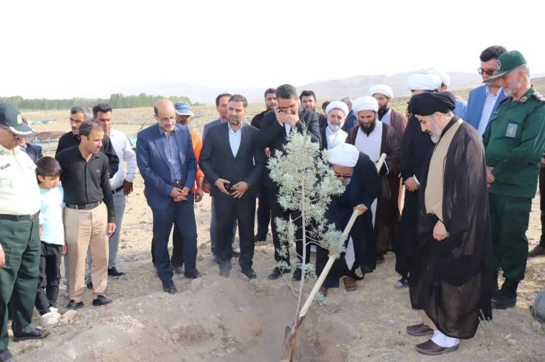 کاشت ٢٠ نهال سرو به یاد شهدای نبرد چالدران با حضور فرماندار شهرستان چالدران