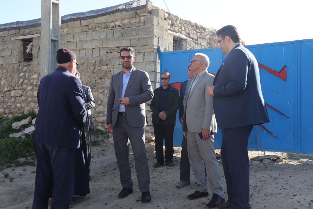 محمدرضا عبدالله نژاد فرماندار چالدران در جهت بررسی مسائل و مشکلات روستای قولار از نزدیک با مردم این روستا دیدار و مشکلات آنان مورد بحث و بررسی قرار داد .