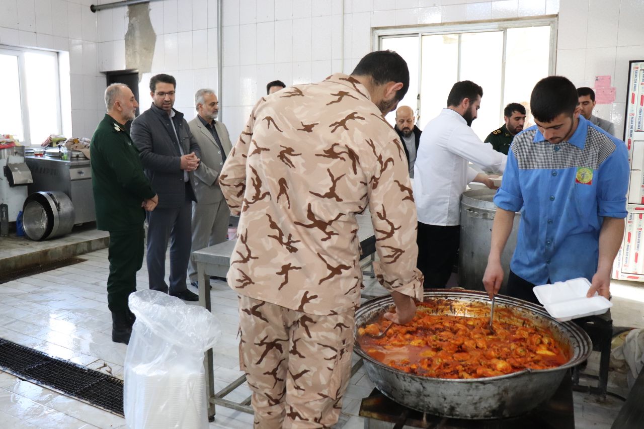 بازدید محمدرضا عبدالله نژاد فرماندار شهرستان چالدران از مرکز توزیع غذا بین زلزله زدگان شهرستان خوی