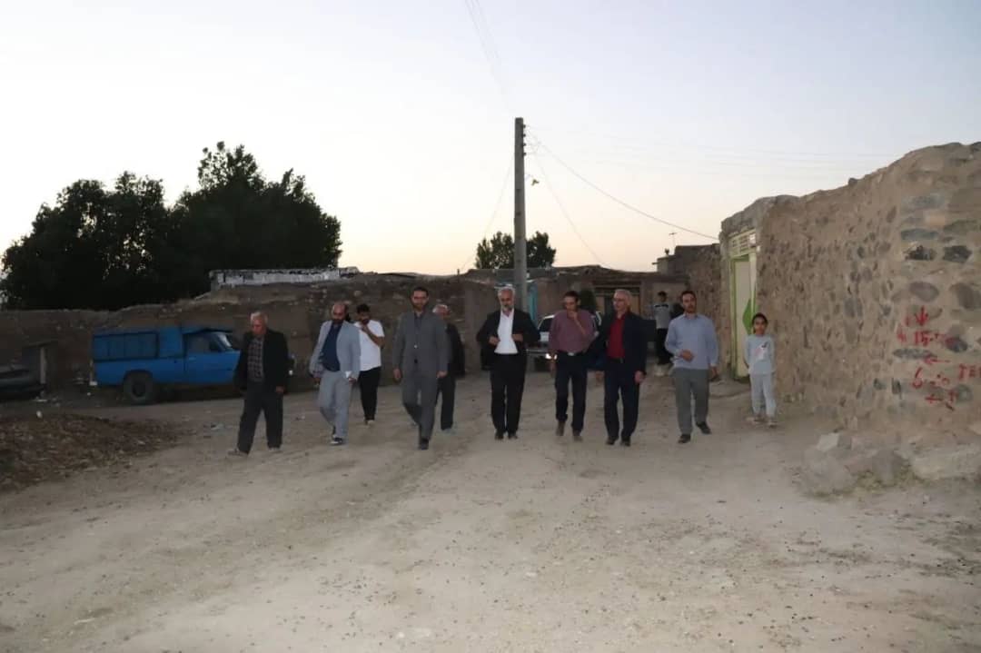 محمدرضا عبدالله نژاد فرماندارشهرستان چالدران در جهت بررسی مسائل و مشکلات روستای دار دره درسی از توابع بخش مرکزی این شهرستان از نزدیک با مردم این روستا دیدار و مشکلات آنان مورد بحث و بررسی قرار داد