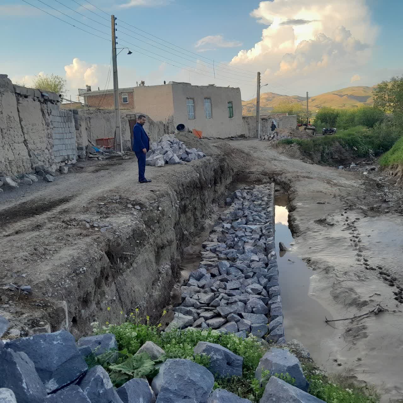 📸گزارش تصویری به گزارش روابط عمومی فرمانداری شهرستان چالدران ؛ محمد رضا عبدالله نژاد فرماندارچالدران با حضور در روستای اروج کندی بخش دشتک ضمن بازدید میدانی از اجرای پروژه احداث دیوار ساحلی در این
