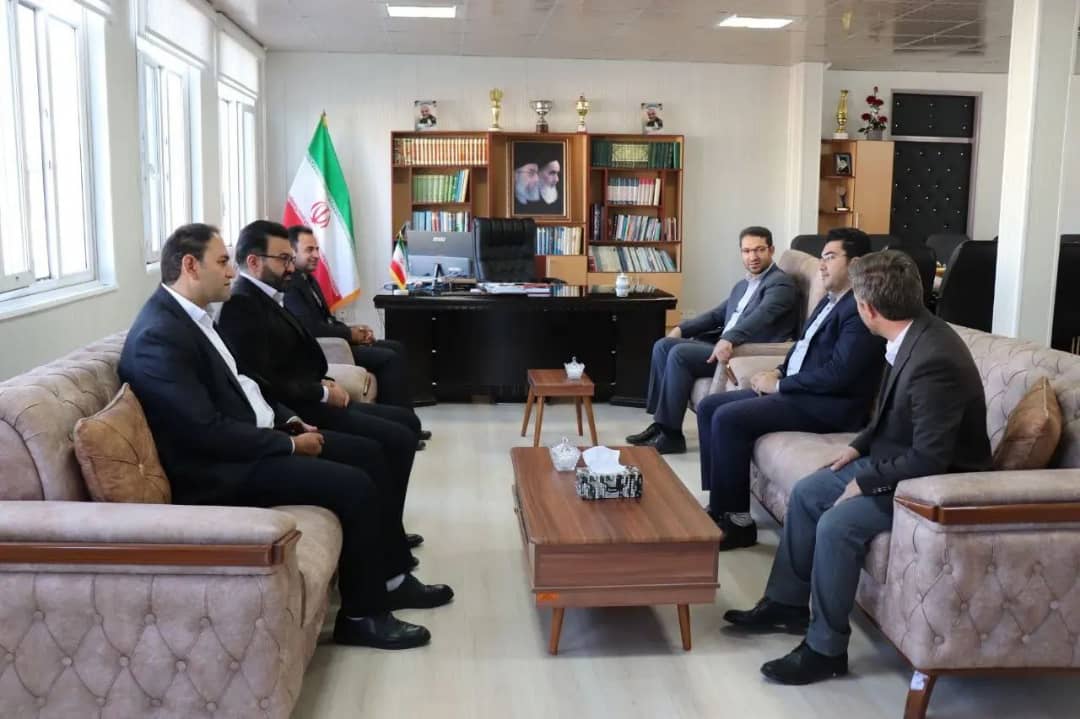 در دومین روز از هفته دولت اعضای شورای اداری چالدران باحضور در محل دفتر فرماندار چالدران با محمدرضا عبدالله نژاد فرماندار شهرستان دیدار و گفتگو کردند.