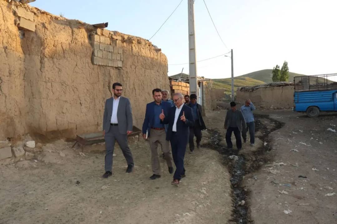محمد رضا عبدالله نژاد فرماندارشهرستان چالدران در روستای شاه منصور از توابع بخش مرکزی این شهرستان حضور یافت و مسائل و مشکلات روستاییان را از نزدیک مورد بحث و بررسی قرار دادند.