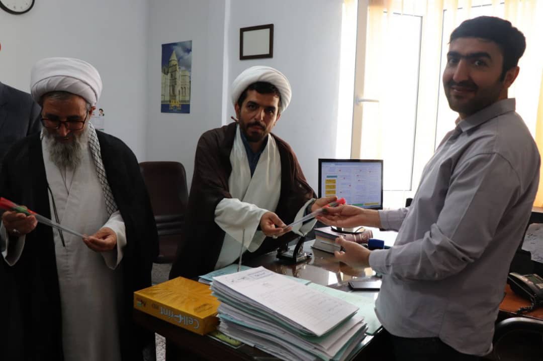 محمدرضا عبدالله نژاد فرماندارشهرستان چالدران به مناسبت گرامی داشت هفته قوه قضائیه در دادگستری چالدران حضور یافت ، ضمن تبریک این هفته با اهداء شاخه گل از زحمات قضات و کارکنان تجلیل و قدردانی کرد.