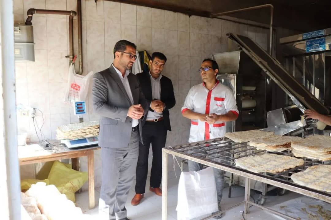 محمد رضاعبدالله نژاد فرماندار شهرستان چالدران مروز به صورت سرزده از چند واحد نانوایی در شهرستان بازدید و نحوه توزیع نان برای شهروندان را مورد ارزیابی قرار داد .