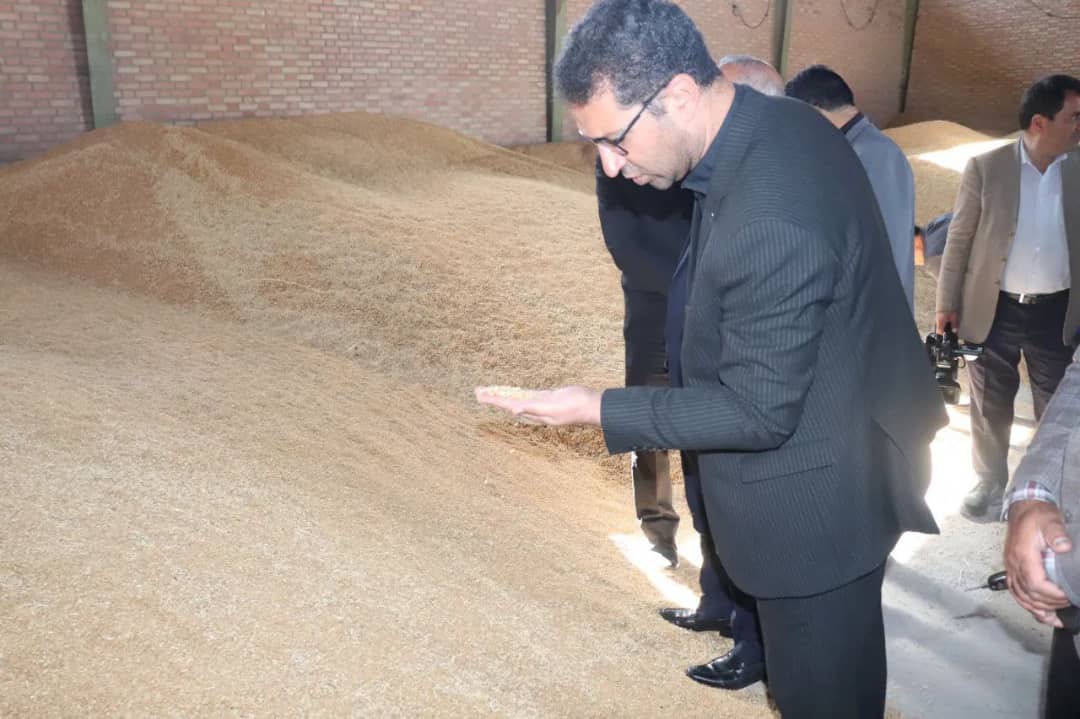 محمد رضا عبدالله نژاد فرماندار شهرستان چالدران به همراه معاونین خود از محل مرکز خرید گندم اداره تعاون روستایی چالدران بازدید کرد .