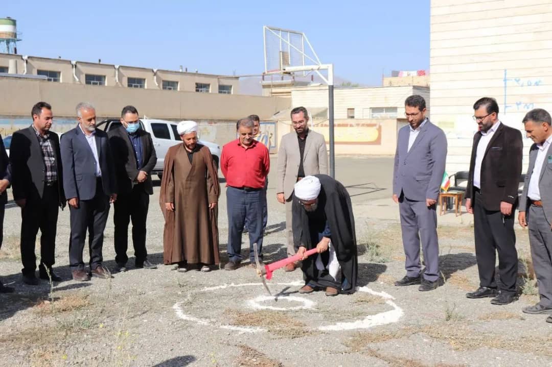 گلنگ زنی احداث چمن مصنوعی مینی فوتبال دبیرستان شهید جبارزاده در دومین روز از هفته دولت با حضور محمدرضا عبدالله نژاد فرماندارشهرستان چالدران