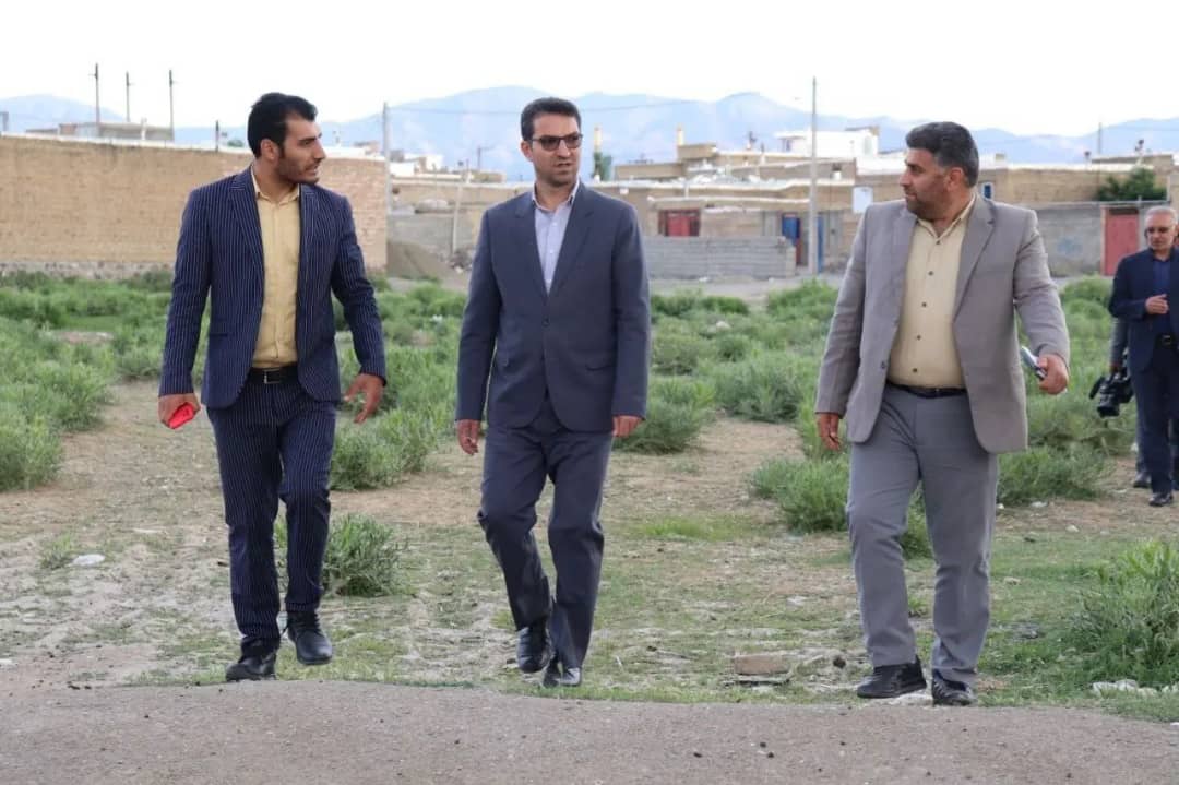 محمد رضا عبدالله نژاد فرماندار شهرستان چالدران از واحدهای مسکونی و معابر عمومی حاشیه نشین خیابان ولی عصر شهر سیه چشمه بازدید نمودند.