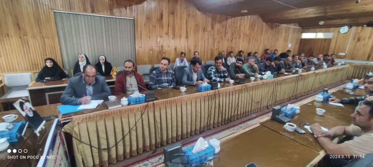 به گزارش پایگاه اطلاع رسانی فرمانداری شهرستان چالدران ؛ نشست مشورتی دهیاران به ریاست محمدرضا عبداله نژاد فرماندار چالدران و حضور معاون سیاسی، امنیتی و اجتماعی بخشدار مرکزی و بخشدار دشتک برگزار گردید