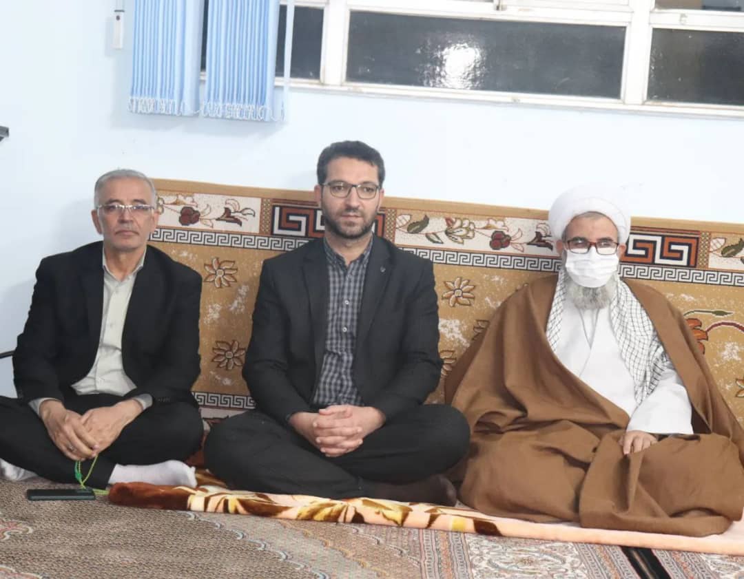 محمد رضا عبدالله نژاد فرماندار شهرستان چالدران در مسجد روستای گل اشاقی حضور یافت و ضمن اقامه نماز مغرب و عشاء با اهالی این روستا دیدار ومسائل ، مشکلات آنان را مورد بررسی قرار دادند.