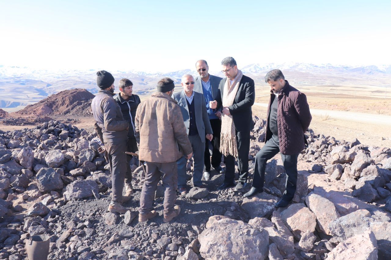 ✅ محمد رضا عبدالله نژاد فرماندار چالدران از روند فعالیت واحد معدنی منگنز روستای صفو در بخش دشتک چالدران بازدید و از نزدیک مسائل و مشکلات این واحد معدنی را مورد بحث و بررسی قرار داد.