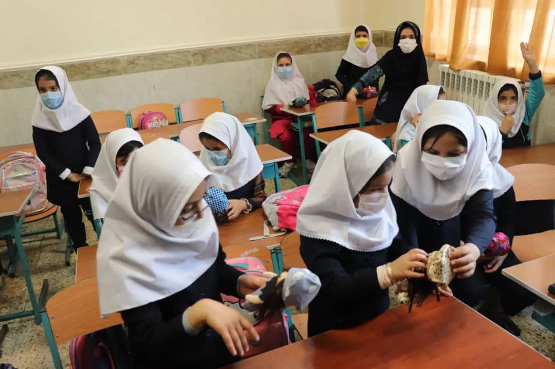 به مناسبت گرامی داشت  هفته معلم محمد رضا عبدالله نژاد فرماندارشهرستان چالدران در مدارس چالدران حضور یافت و ضمن تبریک هفته معلم  با  معلمان و دانش آموزان دیدار نمودند.