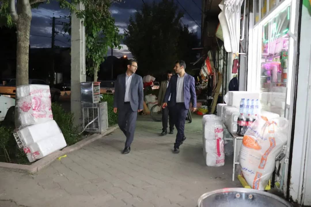 محمدرضا عبدالله نژاد فرماندار چالدران با هدف بررسی مسائل و مشکلات اصناف چالدران در بازار چالدران حضور یافت وبا تنی چند از اصناف این شهرستان به بحث و گفت و گو پرداخت.