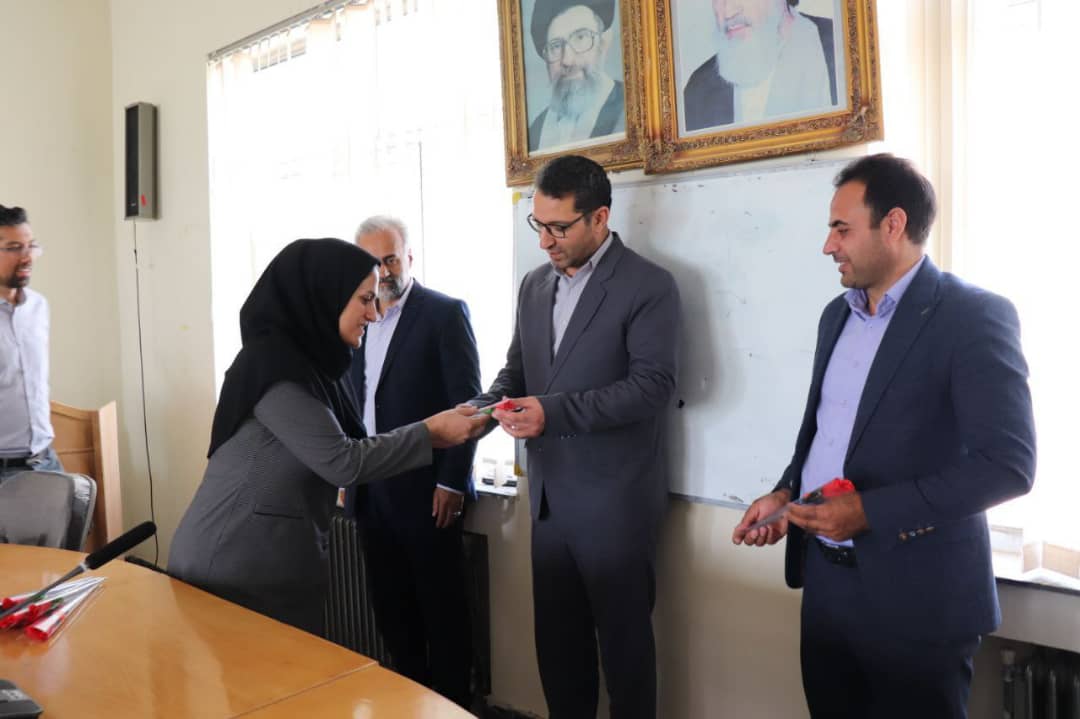 محمدرضا عبدالله نژاد فرماندار شهرستان چالدران در اولین روز از هفته جهاد کشاورزی با حضور در اداره جهاد کشاورزی شهرستان با کارکنان این اداره دیدار و از زحمات آنان تجلیل نمود.