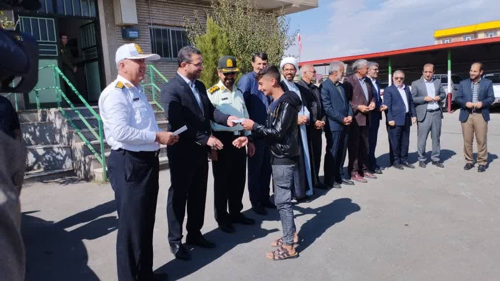 به گزارش روابط عمومی فرمانداری چالدران به مناسبت گرامیداشت هفته نیروی انتظامی با حضور محمد رضا عبدالله نژاد فرماندار چالدران به همراه معاونین ،بخشدار مرکزی و فرمانده انتظامی و پلیس راهور با اهدای کلاه