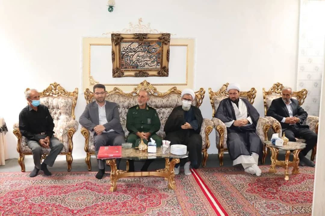 دیدار فرماندار شهرستان چالدران بهمراه حجت الاسلام و المسلمین محمدزاده امام جمعه چالدران و فرمانده سپاه پاسداران ، با خانواده شهید مستشاری
