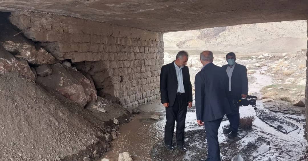 محمدرضا عبدالله نژاد فرماندار شهرستان چالدران به همراه معاونین خود از عملیات مقاوم سازی پل در حال تخریب ما بین روستای مزرعه به طرف بارون بازدید کرد.