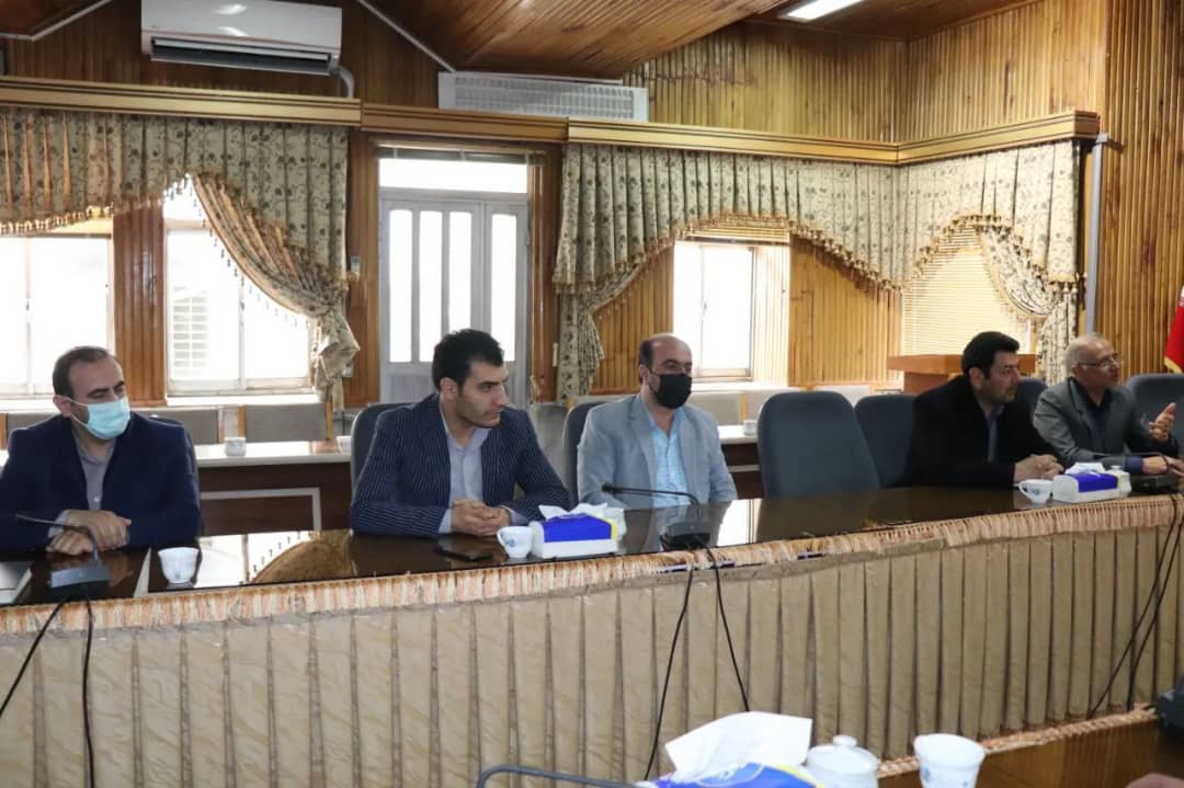 ✅عبدالله نژاد فرماندار چالدران در یک نشست صمیمی با کارکنان فرمانداری دیدار و ضمن قدردانی از تلاش های کارکنان ، سالی پر از موفقیت را برای همگان آرزو کردند.