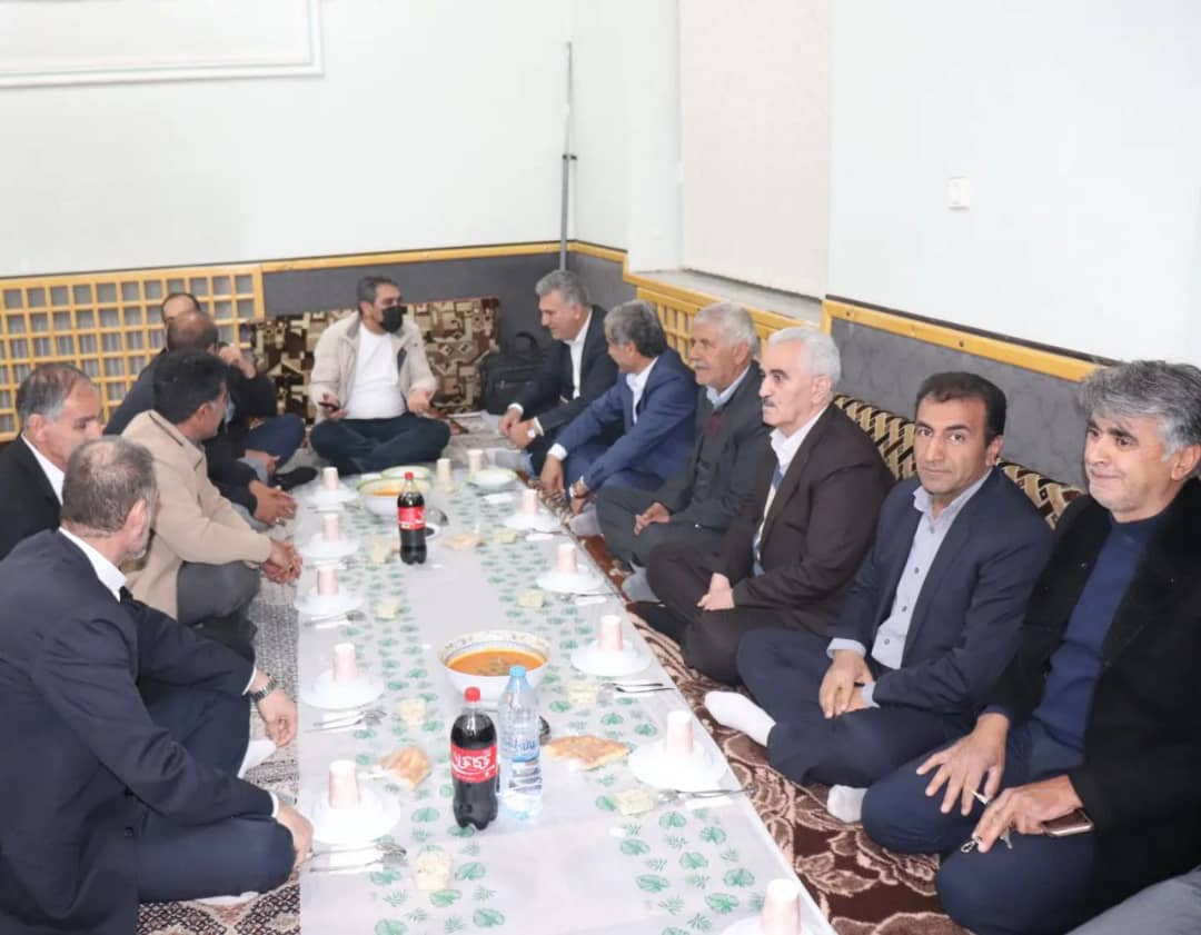 به گزارش روابط عمومی فرمانداری چالدران، همزمان با ایام الله ماه مبارک رمضان مراسم جشن گلریزان با حضورمحمد رضا عبدالله نژاد فرماندارشهرستان چالدران در حسینیه غربای چالدران برگزار شد.