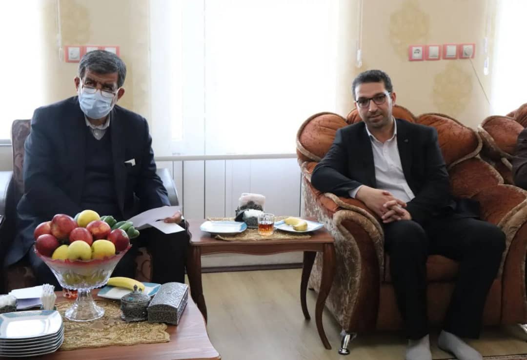 ضرغامی وزیر میراث فرهنگی ، گردشگری و صنایع دستی به همراه عبدالله نژاد فرماندار شهرستان چالدران در منزل شهید والامقام محمد صادق رضایی حضور یافتند.