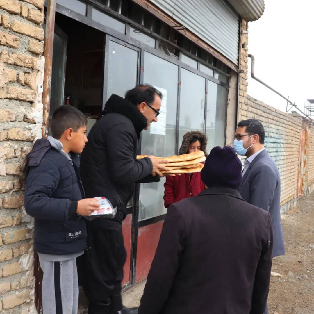 ✅ عبدالله نژاد فرماندار شهرستان با حضور در تعدادی از نانوایان چالدران از نزدیک نحوه عرضه نان در این نانوایان را مورد بررسی قرار داد.