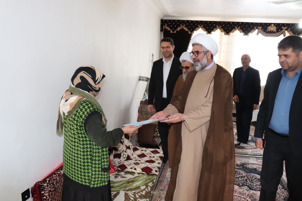 در ششمین روز از ایام الله دهه مبارک فجر دیدار فرماندار و مدیر کل بنیاد شهید استان آذربایجان غربی با خانواده معظم شهدا و ایثارگران شهرستان چالدران