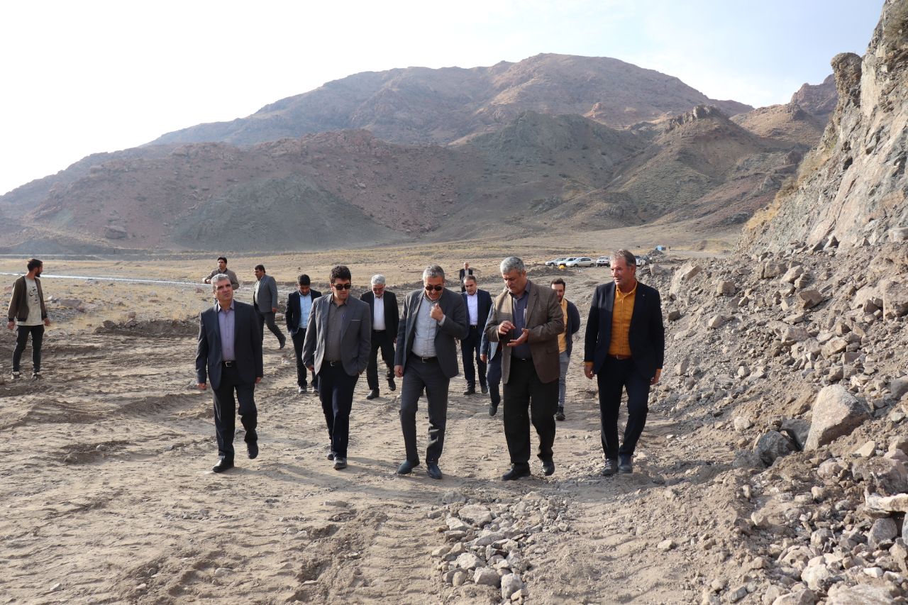 بازدید فرماندار از روند بهسازی و آسفالت روستای شاه گلن